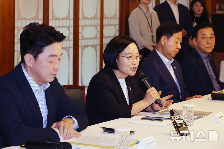 [서울=뉴시스] 최동준 기자 = 한성숙 국무총리가 23일 서울 종로구 삼청동 총리공관에서 열린 고위당정협의회에서 인사말을 하고 있다.(공동취재) 2026.08.23. photocdj@newsis.com
