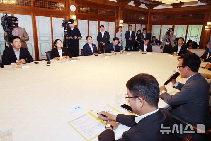 [서울=뉴시스] 최동준 기자 = 김민석 더불어민주당 대표가 23일 서울 종로구 삼청동 총리공관에서 열린 고위당정협의회에서 인사말을 하고 있다.(공동취재) 2026.08.23. photocdj@newsis.com