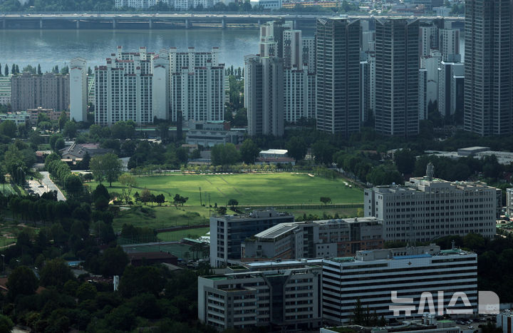 [서울=뉴시스] 이영환 기자 = 23일 서울 용산공원 일대가 보이고 있다.&nbsp; 김윤덕 국토교통부 장관과 오세훈 서울시장은 이번주에 다시 만나 용산공원을 활용한 주택 공급 문제에 관한 논의를 이어갈 예정이다. 지난 20일 김 장관과 오 시장은 용산공원 주택공급 문제를 논의했지만 입장차만 확인한 채 회동을 마쳤다. 2026.08.23. 20hwan@newsis.com