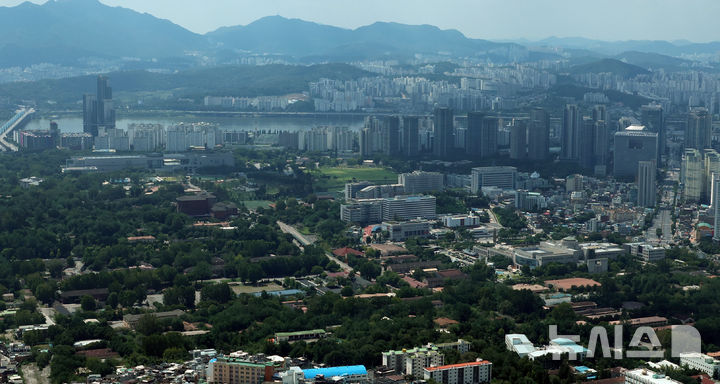 [서울=뉴시스] 이영환 기자 = 23일 서울 용산공원 일대가 보이고 있다. 김윤덕 국토교통부 장관과 오세훈 서울시장은 이번주에 다시 만나 용산공원을 활용한 주택 공급 문제에 관한 논의를 이어갈 예정이다. 지난 20일 김 장관과 오 시장은 용산공원 주택공급 문제를 논의했지만 입장차만 확인한 채 회동을 마쳤다. 2026.08.23. 20hwan@newsis.com