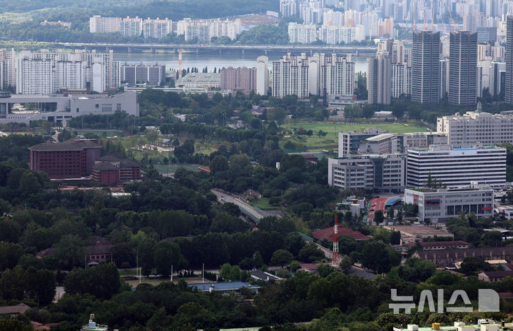 [서울=뉴시스] 이영환 기자 = 23일 서울 용산공원 일대가 보이고 있다.&nbsp; 김윤덕 국토교통부 장관과 오세훈 서울시장은 이번주에 다시 만나 용산공원을 활용한 주택 공급 문제에 관한 논의를 이어갈 예정이다. 지난 20일 김 장관과 오 시장은 용산공원 주택공급 문제를 논의했지만 입장차만 확인한 채 회동을 마쳤다. 2026.08.23. 20hwan@newsis.com