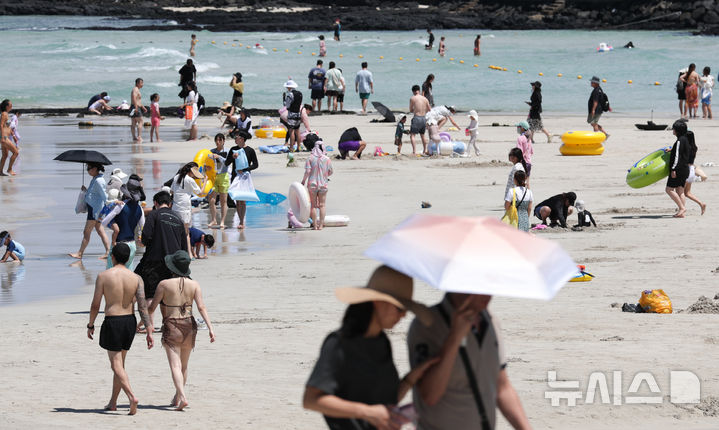 [제주=뉴시스] 우장호 기자 = 절기 처서에 폭염경보가 내려진 23일 오후 제주시 한림읍 협재해수욕장에 막바지 물놀이를 즐기려는 피서객들의 발걸음이 이어지고 있다. 2026.08.23. woo1223@newsis.com