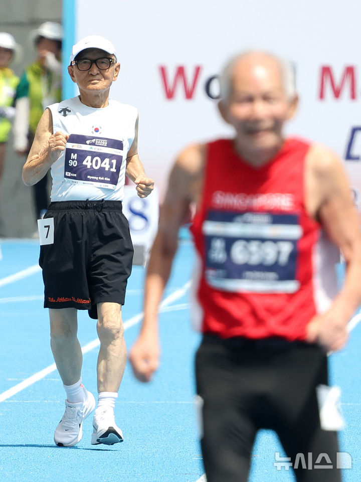 [대구=뉴시스] 이무열 기자 = 23일 대구 수성구 대구스타디움에서 열린 대구세계마스터즈육상경기대회(WMAC)에서 남자 90세 100m 준결승 부문에 출전한 김명락 씨(90)가 열심히 달리고 있다. 2026.08.23. lmy@newsis.com