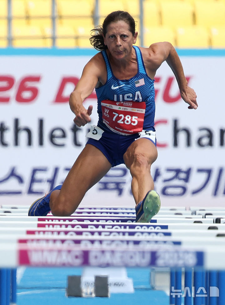 [대구=뉴시스] 이무열 기자 = 23일 대구 수성구 대구스타디움에서 열린 대구세계마스터즈육상경기대회(WMAC)에서 여자 60세 80m 허들레이스 부문에 출전한 선수가 질주하고 있다. 2026.08.23. lmy@newsis.com