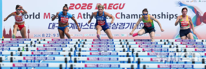 [대구=뉴시스] 이무열 기자 = 23일 대구 수성구 대구스타디움에서 열린 대구세계마스터즈육상경기대회(WMAC)에서 여자 65세 80m 허들레이스 부문에 출전한 선수들이 질주하고 있다. 2026.08.23. lmy@newsis.com