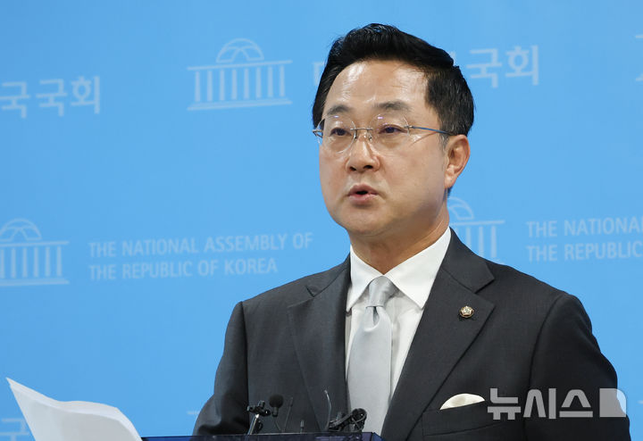 [서울=뉴시스] 김근수 기자 = 박성준 더불어민주당 수석대변인이 23일 오후 서울 여의도 국회 소통관에서 제10차 고위당정협의회 결과를 브리핑하고 있다. 2026.08.23. ks@newsis.com