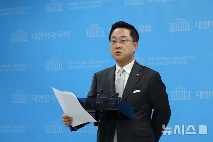 [서울=뉴시스] 김근수 기자 = 박성준 더불어민주당 수석대변인이 23일 오후 서울 여의도 국회 소통관에서 제10차 고위당정협의회 결과를 브리핑하고 있다. 2026.08.23. ks@newsis.com