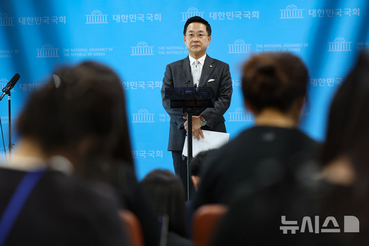 [서울=뉴시스] 김근수 기자 = 박성준 더불어민주당 수석대변인이 23일 오후 서울 여의도 국회 소통관에서 제10차 고위당정협의회 결과를 브리핑하고 있다. 2026.08.23. ks@newsis.com