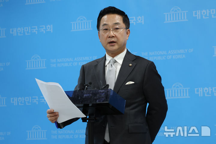 [서울=뉴시스] 김근수 기자 = 박성준 더불어민주당 수석대변인이 지난 23일 오후 서울 여의도 국회 소통관에서 제10차 고위당정협의회 결과를 브리핑하고 있다. 2026.08.23. ks@newsis.com