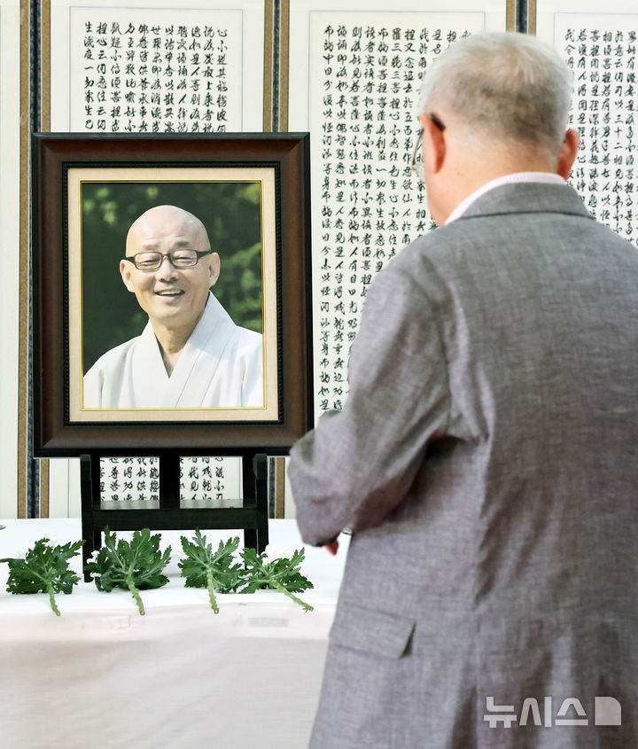 [서울=뉴시스] 박주성 기자 = 23일 서울 강남구 봉은사 선불당에 마련된 봉은사 전 주지 명진스님의 빈소에 시민들이 조문하고 있다. 영결식은 오는 25일 오전 10시 봉은사에서 거행될 예정이다. 이후 다비식은 대한불교조계종 제5교구본사 법주사에서 봉행된다. 2026.08.23. park7691@newsis.com