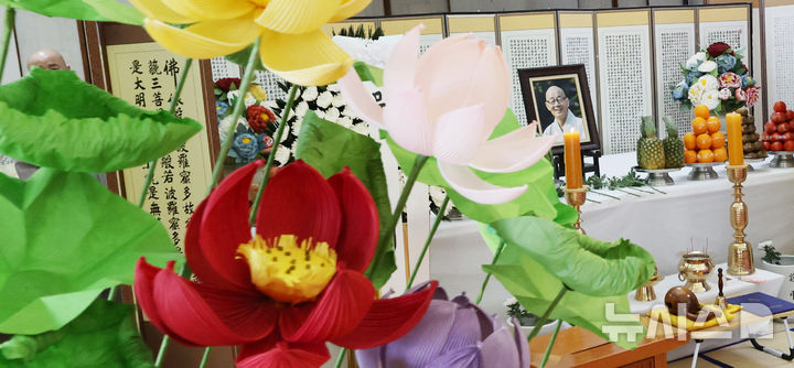[서울=뉴시스] 박주성 기자 = 23일 서울 강남구 봉은사 선불당에 봉은사 전 주지 명진스님의 빈소가 마련되어 있다. 영결식은 오는 25일 오전 10시 봉은사에서 거행될 예정이다. 이후 다비식은 대한불교조계종 제5교구본사 법주사에서 봉행된다. 2026.08.23. park7691@newsis.com