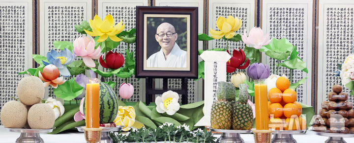 [서울=뉴시스] 박주성 기자 = 23일 서울 강남구 봉은사 선불당에 봉은사 전 주지 명진스님의 빈소가 마련되어 있다. 영결식은 오는 25일 오전 10시 봉은사에서 거행될 예정이다. 이후 다비식은 대한불교조계종 제5교구본사 법주사에서 봉행된다. 2026.08.23. park7691@newsis.com