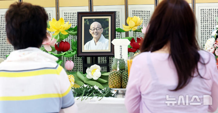 [서울=뉴시스] 박주성 기자 = 23일 서울 강남구 봉은사 선불당에 마련된 봉은사 전 주지 명진스님의 빈소에 시민들이 조문하고 있다. 영결식은 오는 25일 오전 10시 봉은사에서 거행될 예정이다. 이후 다비식은 대한불교조계종 제5교구본사 법주사에서 봉행된다. 2026.08.23. park7691@newsis.com