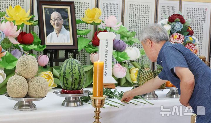 [서울=뉴시스] 박주성 기자 = 23일 서울 강남구 봉은사 선불당에 마련된 봉은사 전 주지 명진스님의 빈소에 시민들이 조문하고 있다. 영결식은 오는 25일 오전 10시 봉은사에서 거행될 예정이다. 이후 다비식은 대한불교조계종 제5교구본사 법주사에서 봉행된다. 2026.08.23. park7691@newsis.com