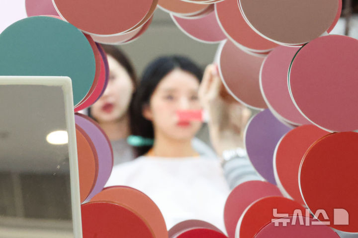 [서울=뉴시스] 권창회 기자 = 23일 서울 동대문디자인플라자에서 열린 서울뷰티위크에서 관람객들이 퍼스널컬러를 확인해보고 있다. 2026.08.23. kch0523@newsis.com