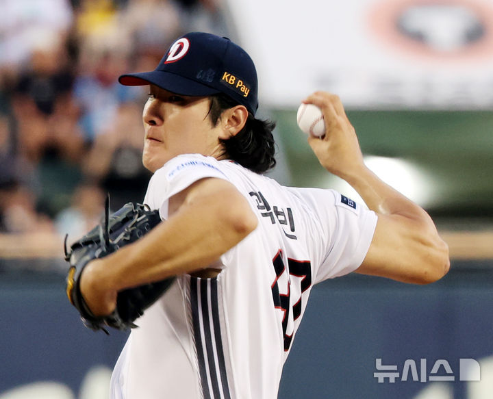 [서울=뉴시스] 박주성 기자 = 23일 오후 서울 송파구 잠실야구장에서 열린 2026 신한 SOL KBO리그 롯데 자이언츠 대 두산 베어스의 경기, 두산 선발 곽빈이 역투하고 있다. 2026.08.23. park7691@newsis.com