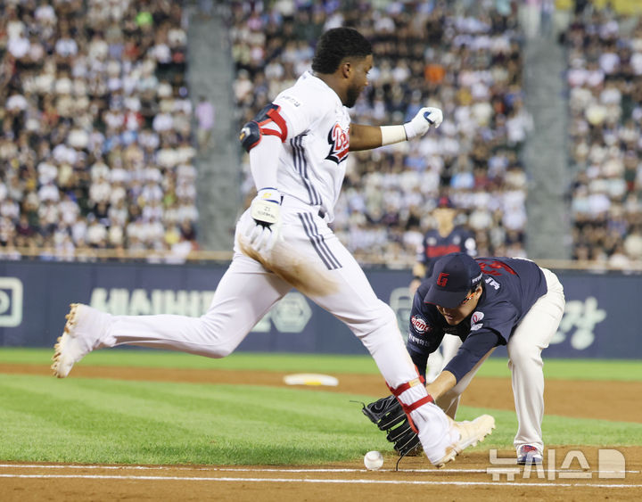 [서울=뉴시스] 박주성 기자 = 23일 오후 서울 송파구 잠실야구장에서 열린 2026 신한 SOL KBO리그 롯데 자이언츠 대 두산 베어스의 경기, 3회말 투아웃 주자 2루에서 두산 세베리노가 친 투수 땅볼을 롯데 투수 박세웅이 태그를 하지 못하고 있다. 2026.08.23. park7691@newsis.com