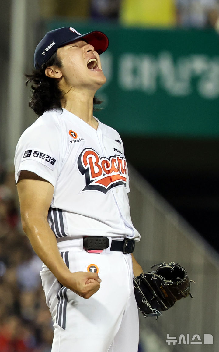 [서울=뉴시스] 박주성 기자 = 23일 오후 서울 송파구 잠실야구장에서 열린 2026 신한 SOL KBO리그 롯데 자이언츠 대 두산 베어스의 경기, 4회초 투아웃 주자 2루에서 롯데 한동희를 삼진 아웃시킨 두산 선발 곽빈이 포효하고 있다. 2026.08.23. park7691@newsis.com