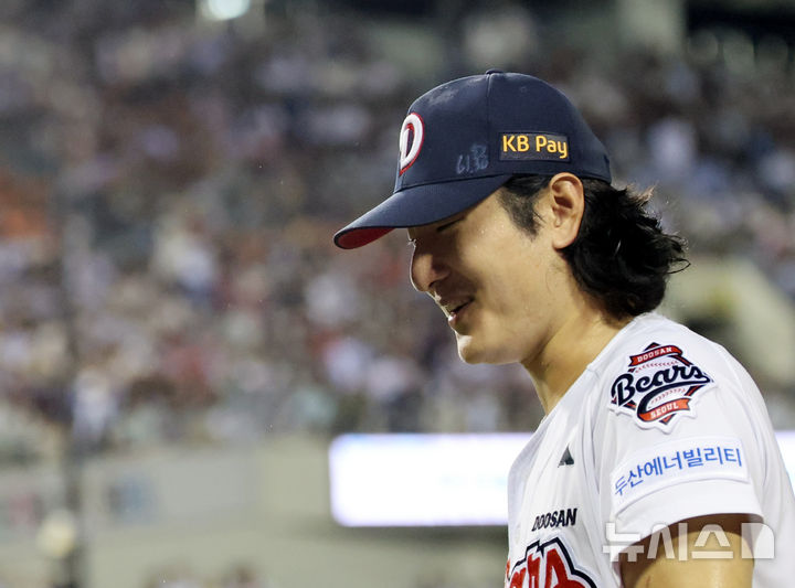 [서울=뉴시스] 박주성 기자 = 23일 오후 서울 송파구 잠실야구장에서 열린 2026 신한 SOL KBO리그 롯데 자이언츠 대 두산 베어스의 경기, 5회까지 무실점으로 막은 두산 선발 곽빈이 웃으며 덕아웃으로 돌아오고 있다.2026.08.23. park7691@newsis.com
