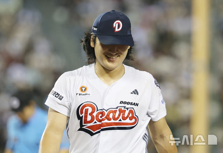 [서울=뉴시스] 박주성 기자 = 23일 오후 서울 송파구 잠실야구장에서 열린 2026 신한 SOL KBO리그 롯데 자이언츠 대 두산 베어스의 경기, 6회를 무실점으로 막은 두산 선발 곽빈이 웃으며 덕아웃으로 돌아오고 있다. 2026.08.23. park7691@newsis.com