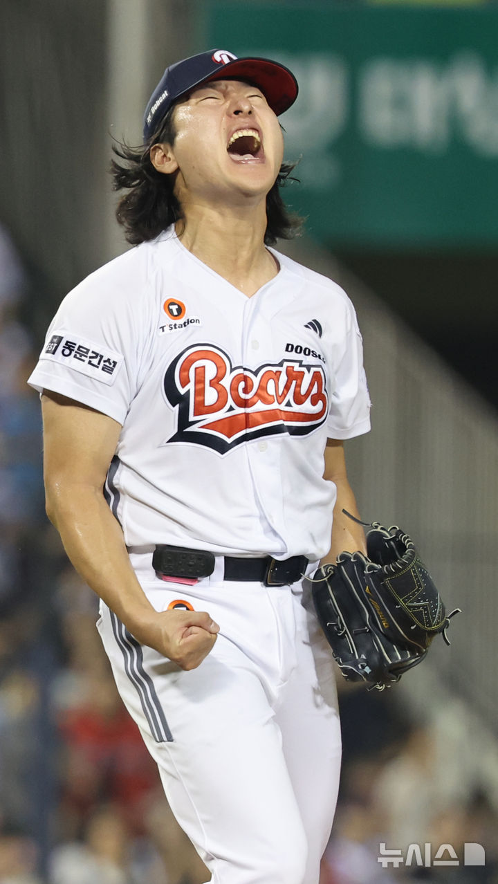[서울=뉴시스] 박주성 기자 = 23일 오후 서울 송파구 잠실야구장에서 열린 2026 신한 SOL KBO리그 롯데 자이언츠 대 두산 베어스의 경기, 7회를 무실점으로 막은 두산 선발 곽빈이 포효하고 있다. 2026.08.23. park7691@newsis.com