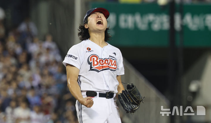 [서울=뉴시스] 박주성 기자 = 23일 오후 서울 송파구 잠실야구장에서 열린 2026 신한 SOL KBO리그 롯데 자이언츠 대 두산 베어스의 경기, 7회를 무실점으로 막은 두산 선발 곽빈이 포효하고 있다. 2026.08.23. park7691@newsis.com