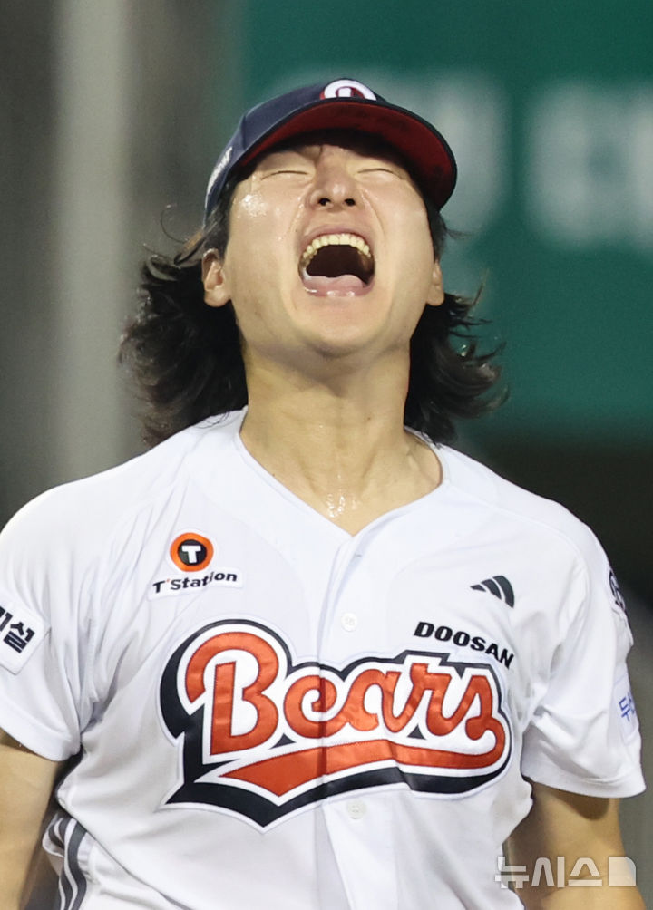 [서울=뉴시스] 박주성 기자 = 23일 오후 서울 송파구 잠실야구장에서 열린 2026 신한 SOL KBO리그 롯데 자이언츠 대 두산 베어스의 경기, 7회를 무실점으로 막은 두산 선발 곽빈이 포효하고 있다. 2026.08.23. park7691@newsis.com