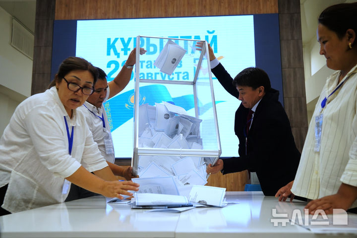 [알마티(카자흐스탄)=AP/뉴시스] 카자흐스탄 중앙선거관리위원회 직원들이 24일 총선 개표 작업을 진행하고 있다. 친정부 성향 신당인 아딜레트당은 전날 치러진 총선에서 전체 투표 참여자 935만1539명 가운데 71.17%인 652만8948표를 얻어 압승했다. 2026.08.24