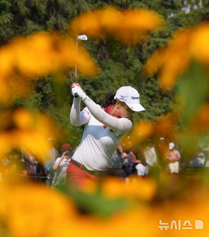 [에드먼턴=AP/뉴시스] 김세영이 23일(현지 시간) 캐나다 앨버타주 에드먼턴 로열 메이페어 골프클럽에서 열린 미국여자프로골프(LPGA) 투어 CPKC 위민스 오픈 최종 라운드 2번 홀에서 티샷하고 있다. 김세영은 최종 합계 13언더파 267타 단독 3위로 대회를 마쳤다. 2026.08.24.