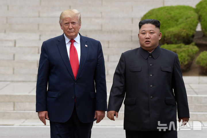 [판문점=AP/뉴시스] 미국 보수 성향 매체 폭스뉴스는 23일(현지시간) '트럼프, 김정은과 핵 포커게임을 벌이다-하지만 패는 누가 쥐고 있나'라는 제목의 기사에서 트럼프 대통령이 1기 때보다 합의를 타결할 유인이 크게 줄어든 북한을 상대하고 있다고 진단했다. 사진은 2019년 6월30일 도널드 트럼프(왼쪽) 미국 대통령이 판문점 비무장지대(DMZ) 북측 지역에서 김정은 북한 국무위원장을 만난 모습. 2026.08.24.