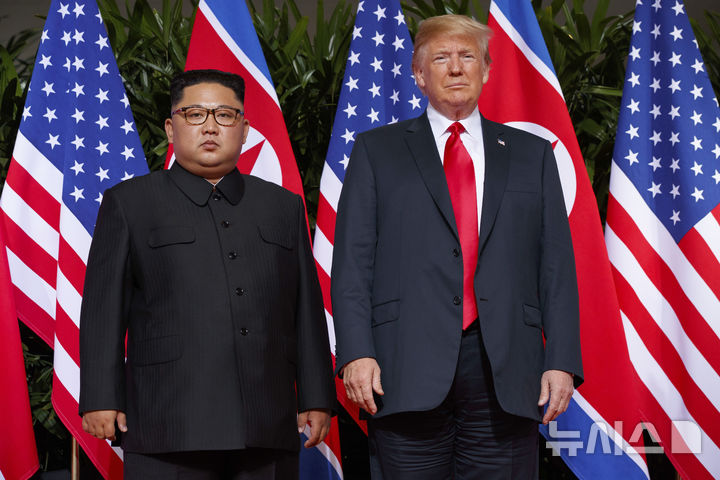 [싱가포르=AP/뉴시스] 미국 보수 성향 매체 폭스뉴스는 23일(현지시간) '트럼프, 김정은과 핵 포커게임을 벌이다-하지만 패는 누가 쥐고 있나'라는 제목의 기사에서 트럼프 대통령이 1기 때보다 합의를 타결할 유인이 크게 줄어든 북한을 상대하고 있다고 진단했다. 사진은 2018년 6월12일 도널드 트럼프(오른쪽) 미국 대통령이 싱가포르 센토사섬에서 김정은 북한 국무위원장을 만난 모습. 2026.08.24.