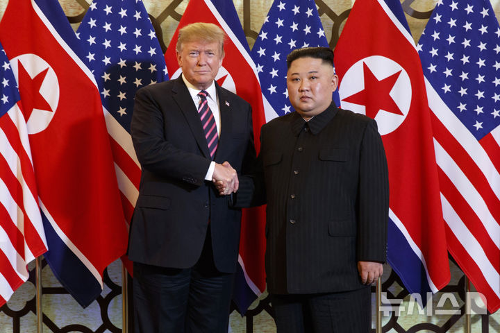 [하노이=AP/뉴시스] 미 보수성향 싱크탱크인 미국우선주의정책연구소(AFPI)의 프레드 플라이츠 부소장은 지난 21일(현지시간) 미 보수매체 '아메리칸 그레이트니스' 기고문에서 '트럼프가 김정은을 다시 만나기 전에 먼저 이뤄져야 할 5가지'를 제시했다. 사진은 2019년 2월27일 도널드 트럼프(왼쪽) 미국 대통령이 베트남 하노이에서 김정은 북한 국무위원장과 기념촬영을 하는 모습. 2026.08.24.