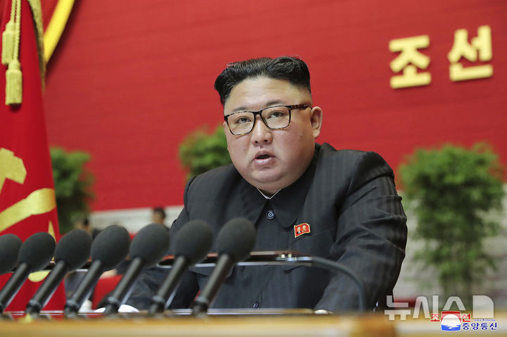 [평양=AP/뉴시스] 북한 조선중앙통신이 제공한 사진으로, 김정은 북한 국무위원장이 2021년 1월8일 평양에서 열린 노동당 대회에서 연설하는 모습이 담겼다. 2021.01.08.