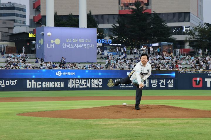 [창원=뉴시스] 강경국 기자 = 23일 오후 경남 창원시 창원NC파크를 찾은 강기윤 창원시장이 NC 다이노스의 승리와 가을야구 진출을 기원하는 특별 시구를 하고 있다. (사진=창원시청 제공). 2026.08.24. photo@newsis.com *재판매 및 DB 금지