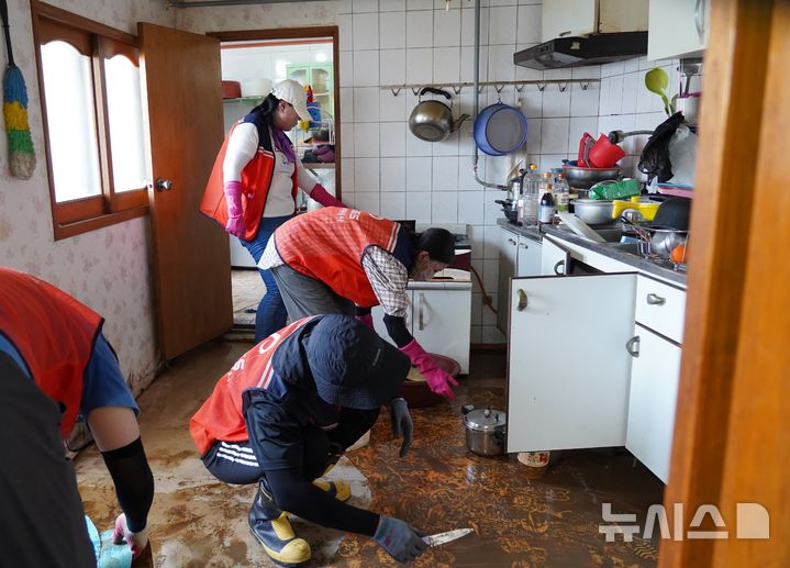[통영=뉴시스]경상남도자원봉사센터 소속 봉사단원들이 지난 22일 집중호우 피해가 큰 통영시 한산면 섬마을인 야소마을을 찾아 침수 가옥의 가재도구 등 정리 작업을 하고 있다.(사진=경상남도자원봉사센터 제공) 2026.08.24. photo@newsis.com