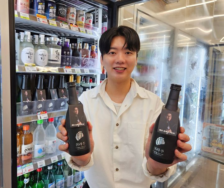 [서울=뉴시스] CU, 옛 기록과 경주 지역의 전통주 제조법을 토대로 현대적으로 재해석한 프리미엄 증류주 '신라주'를 출시한다. (사진=BGF 제공) 2026.08.24. photo@newsis.com *재판매 및 DB 금지