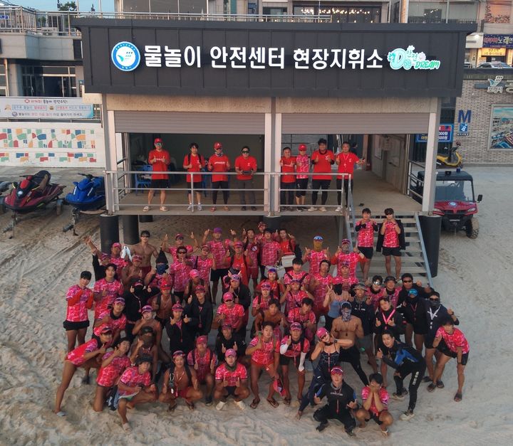 [보령=뉴시스] 대천해수욕장 물놀이 안전요원 기념촬영. (사진=보령시청 제공) 08.24. photo@newsis.com *재판매 및 DB 금지