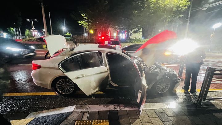 [부산=뉴시스] 23일 오후 A씨가 운전한 승용차에서 불이 났다. (사진=부산소방재난본부 제공) 2026.08.24. photo@newsis.com *재판매 및 DB 금지