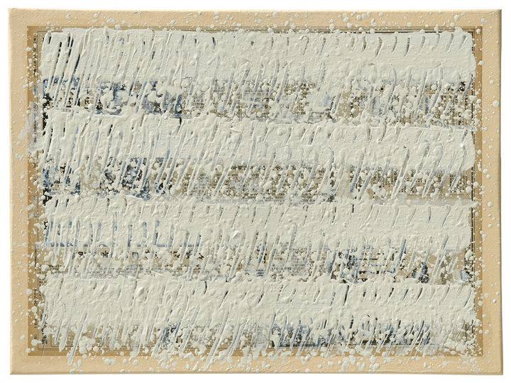 박서보 〈Ecriture No. 230428〉 2023 Pencil and oil on Chosunilbo newspaper on canvas 43.2 x 58 cm Courtesy of PARKSEOBO FOUNDATION and Kukje Gallery © PARKSEOBO FOUNDATION 사진: 박서보재단 이미지 제공: 국제갤러리 *재판매 및 DB 금지