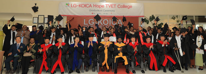 [서울=뉴시스]에티오피아 LG-KOICA 희망직업훈련학교가 현지시간 22일 제10회 졸업식을 진행했다. (사진=LG전자 제공) 2026.08.24. photo@newsis.com *재판매 및 DB 금지