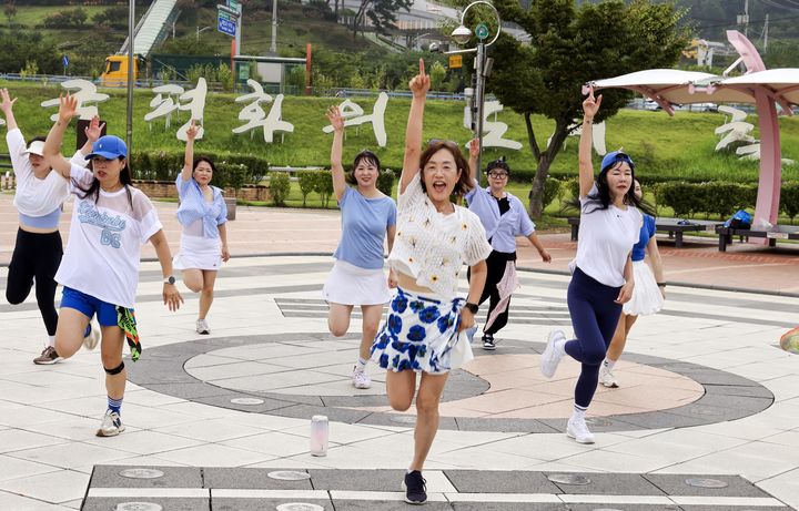 [칠곡=뉴시스] '칠도란' 회원들이 호국평화기념관 앞에서 라인댄스를 추고 있다. (사진=칠곡군 제공) 2026.08.24 photo@newsis.com *재판매 및 DB 금지