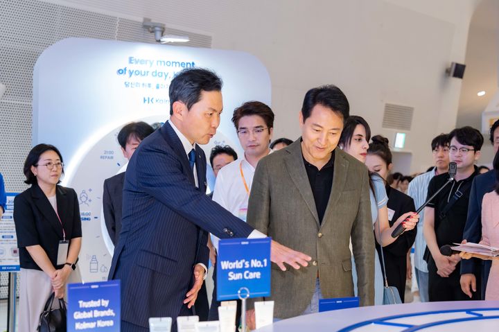 [서울=뉴시스] 윤상현 콜마그룹 부회장(왼쪽)이 2026 서울뷰티위크 한국콜마 부스에서 오세훈 서울시장(오른쪽)에게 한국콜마의 화장품 기술력을 소개하고 있다.(사진=한국콜마 제공) *재판매 및 DB 금지