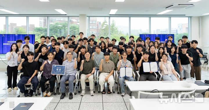 [전남광주=뉴시스] '2026 제10회 GIST 창의융합 AX-챌린지' 시상식에서 참가자와 관계자들이 기념 촬영을 하고 있다. (맨 앞줄 왼쪽 세 번째부터) 트랙1 총괄 교원 AI학과 윤정원 교수, 트랙2 총괄 교원 김승준 교수, 트랙3 총괄 교원 김관영 교수. (사진=GIST 제공) photo@newsis.com *재판매 및 DB 금지