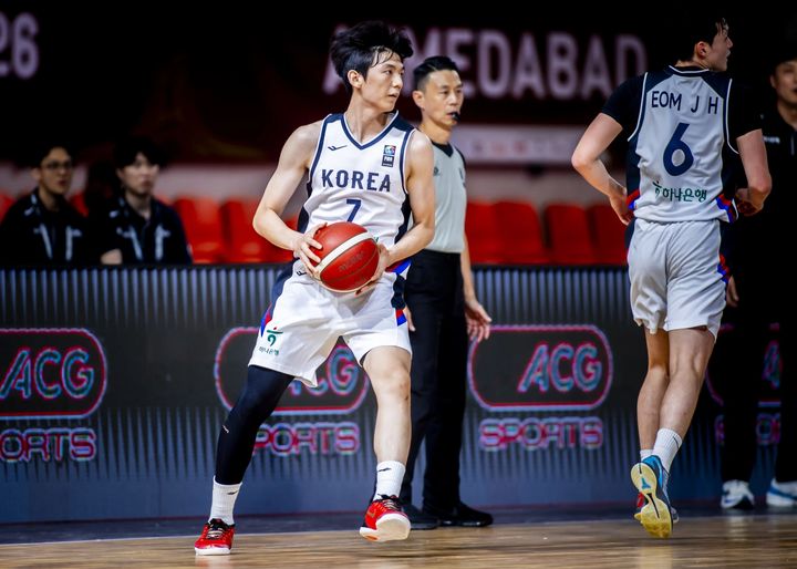 [서울=뉴시스] 한국 18세 이하(U-18) 농구 대표팀의 허건우. (사진=국제농구연맹 홈페이지 캡처) 2026.08.24. photo@newsis.com *재판매 및 DB 금지