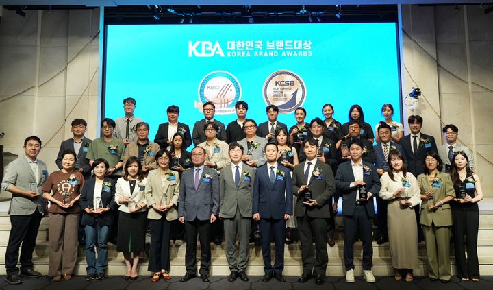 [서울=뉴시스] 웅진프리드라이프는 지난 19일 서울 강남구 엘리에나 호텔에서 열린 '2026 한국소비자만족도 1위' 시상식에서 상조 부문 1위를 수상했다고 밝혔다. (사진=웅진프리드라이프 제공) 2026.8.24. photo@newsis.com *재판매 및 DB 금지
