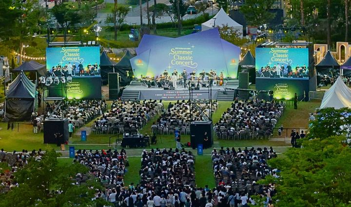 [서울=뉴시스] 롯데월드타워 월드파크에서 개최된 2026 롯데 서머 클래식 콘서트. (사진=롯데 제공) *재판매 및 DB 금지