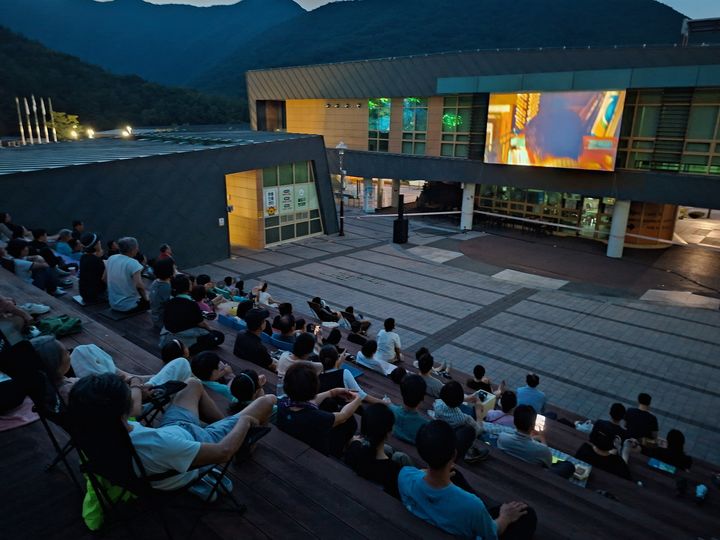 [울산=뉴시스] 울산 울주군은 영남알프스 여름밤을 배경으로 열리는 야외 영화 상영회에 관람객이 몰리며 울주군의 대표 야간 관광 프로그램으로 자리매김했다고 24일 밝혔다. (사진= 울주군 제공) 2026.08.24.photo@newsis.com *재판매 및 DB 금지