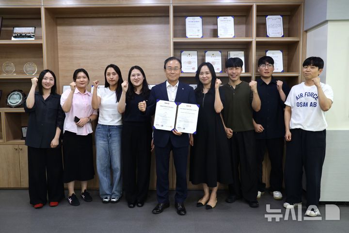 [전주=뉴시스] 전북신용보증재단 한종관 이사장(가운데)과 직원들이 부패방지경영시스템 국제표준인 ‘ISO 37001:2025’ 표준전환 및 정기 사후심사 통과를 축하하며 기념촬영을 하고 있다. (사진=전북신용보증재단 제공) *재판매 및 DB 금지