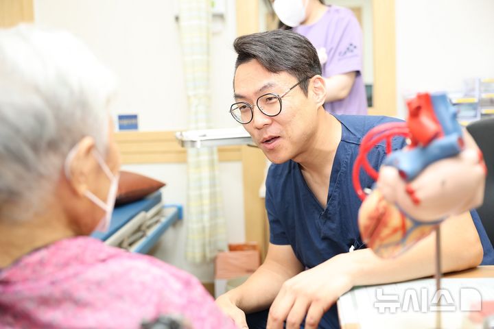 [서울=뉴시스] 조준우 중앙대병원 심장혈관흉부외과 교수와 90세 초고령 환자. (사진= 중앙대병원 제공)