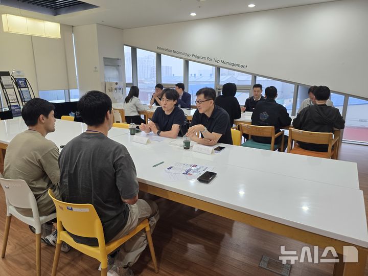[시흥=뉴시스] 한국공학대학교 외국인 유학생들이 ‘현장실습 매칭데이’에 참여해 지역 기업 관계자와 면접을 진행하고 있다.(사진=한국공학대 제공).2026.08.24. photo@newsis.com